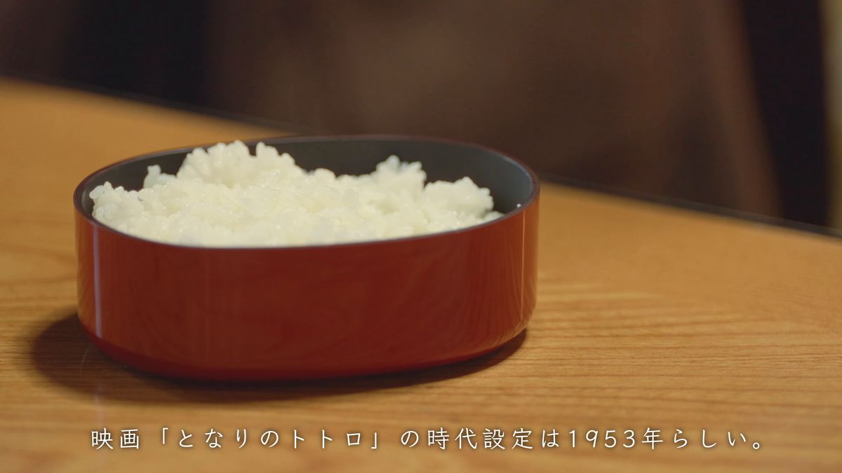 朱塗りの弁当箱に詰めた白いご飯