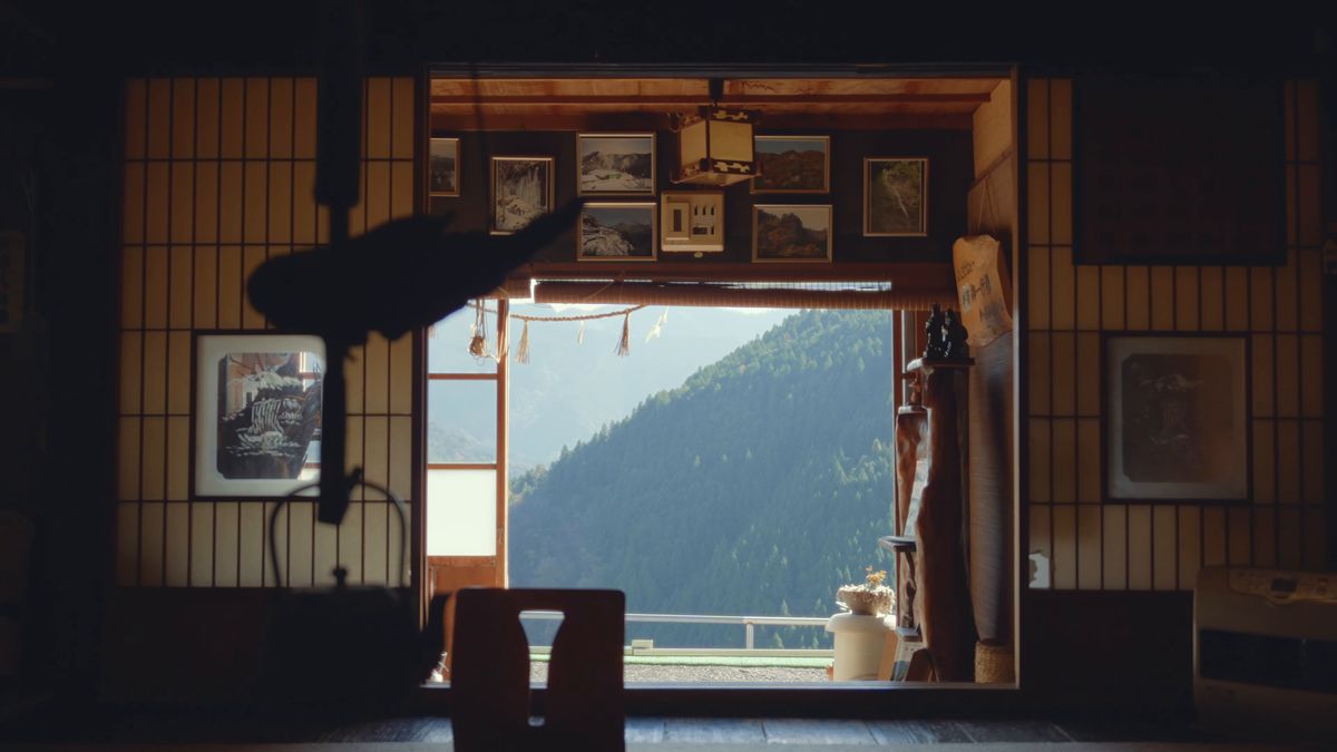 窓の外に山が見える囲炉裏の部屋