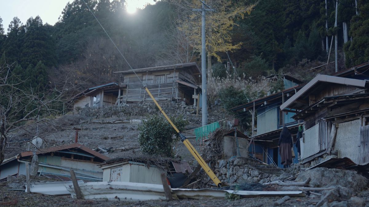 斜面に重なるトタン屋根の家々