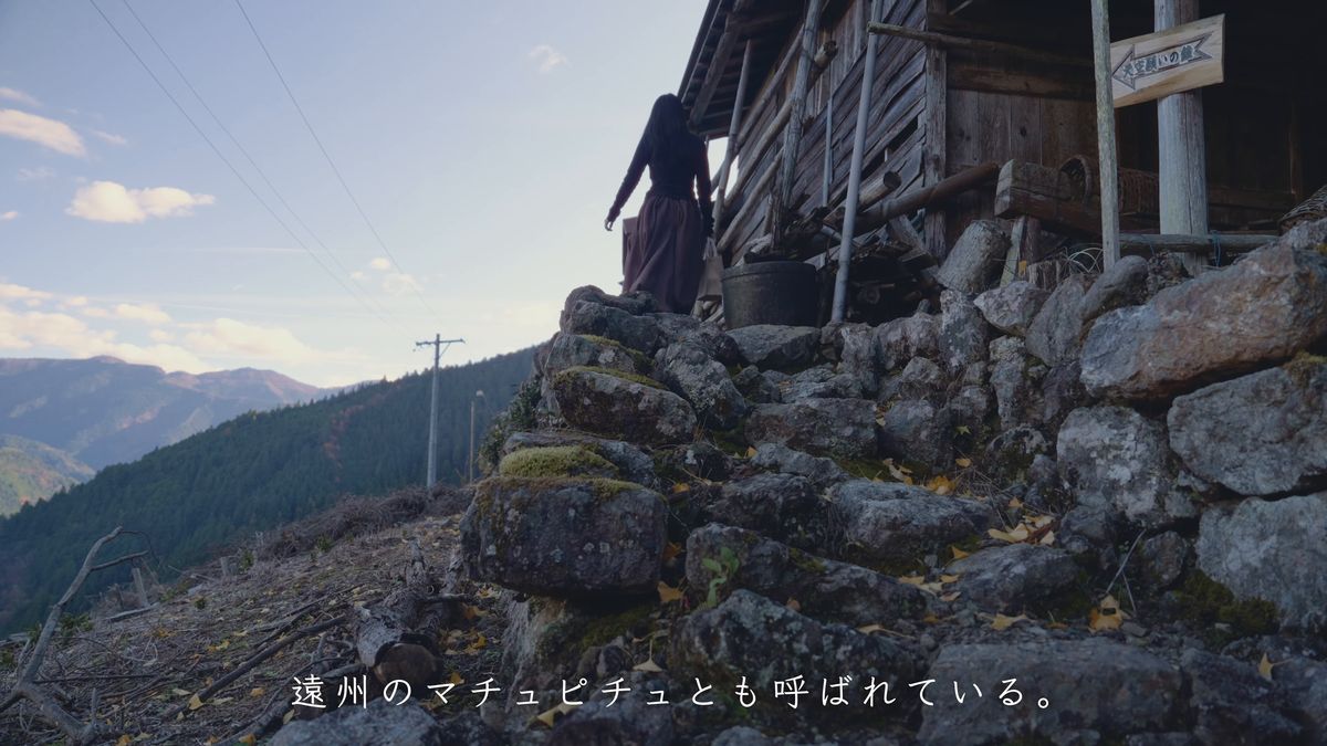 石垣の道を登る後ろ姿