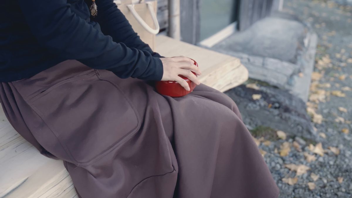 縁台に座り、膝に弁当箱をのせる