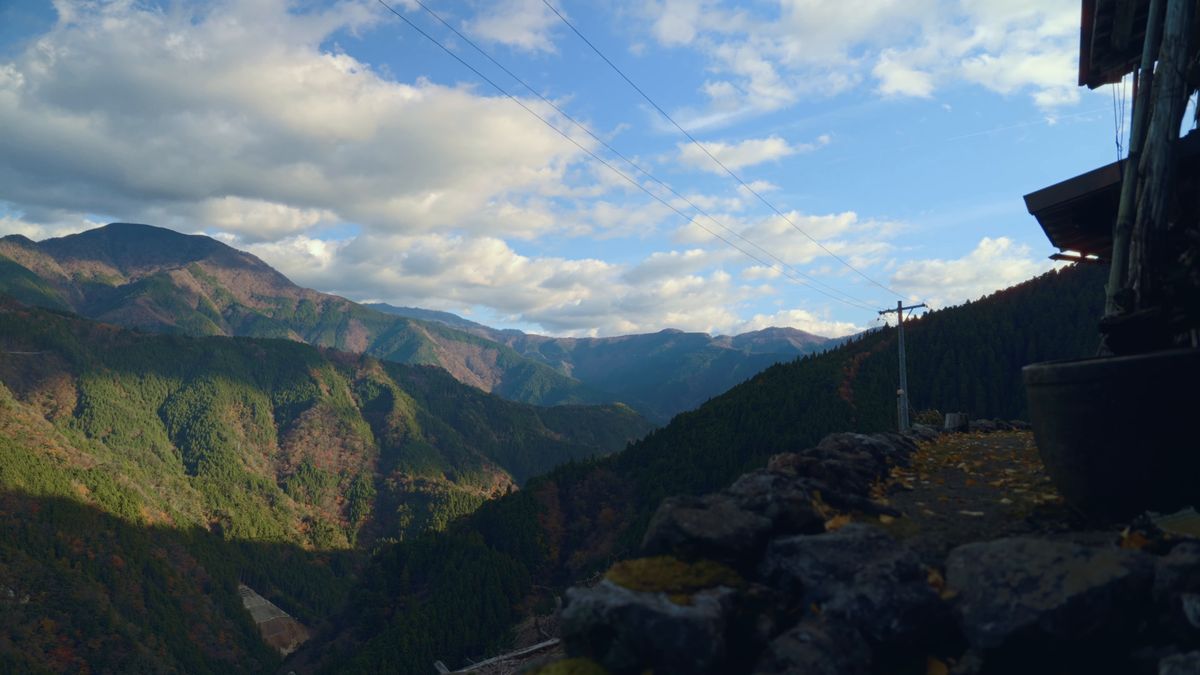 鐘のそばから見渡す山並みと雲
