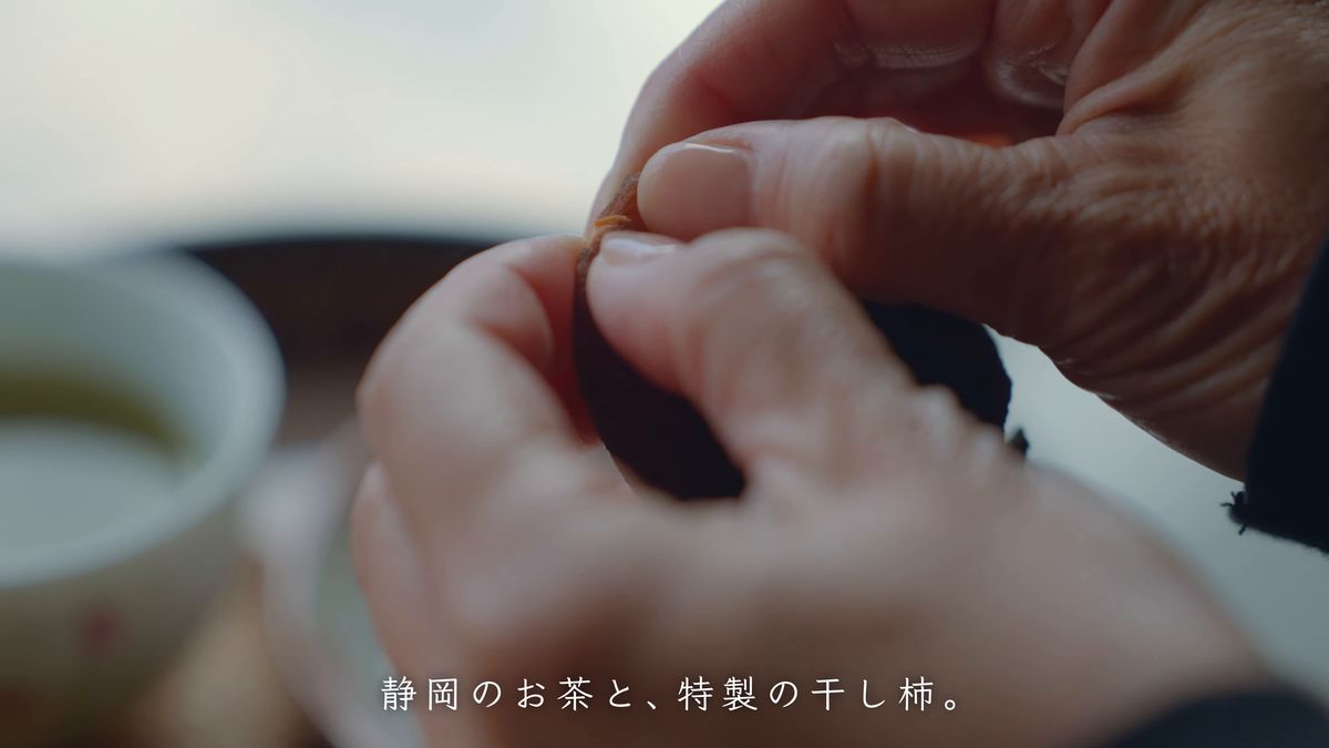 指で干し柿を割る手元