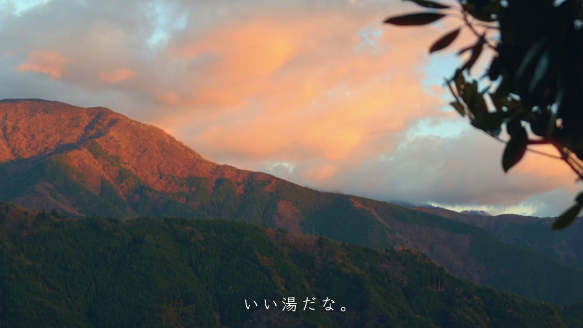 夕日に赤く染まる山の稜線と雲