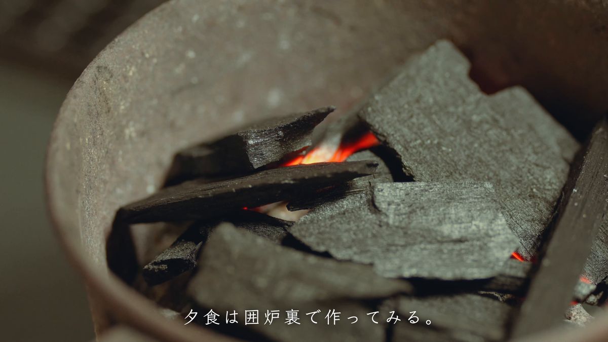 赤く火のついた炭