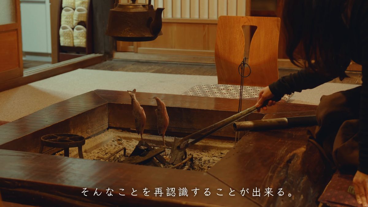 囲炉裏の灰に魚の串を立てる
