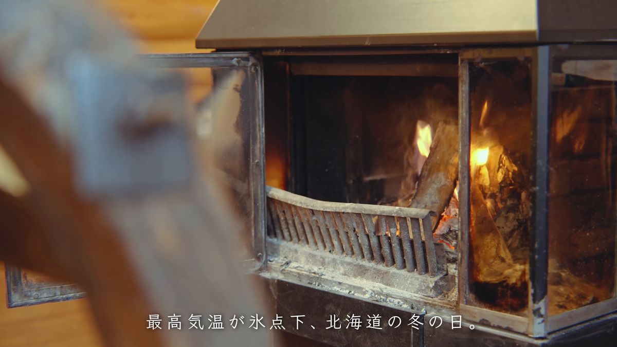 暖炉の中で燃える薪の火