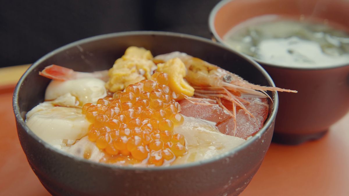 うにといくらがのった海鮮丼と汁物の椀