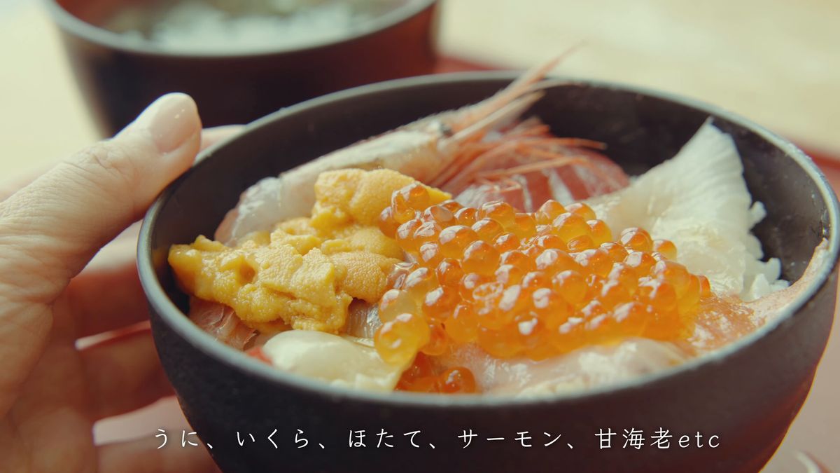 うに、いくら、甘海老がのった海鮮丼の寄り