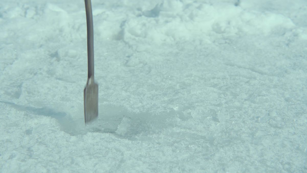 氷の上に突き立てた道具の柄