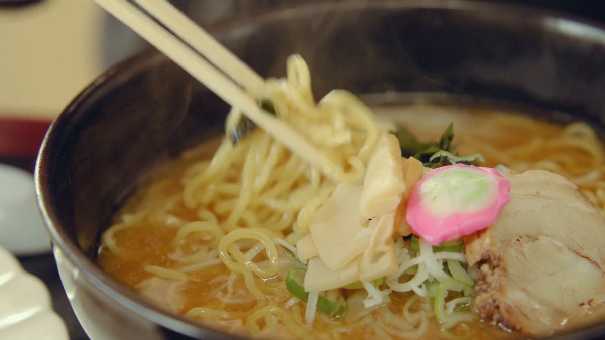 なるととチャーシューがのった味噌ラーメン