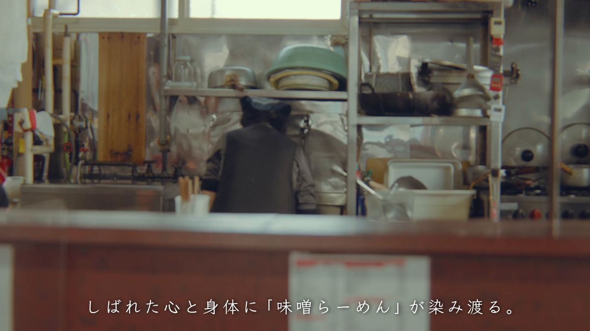 カウンター越しに見える食堂の厨房