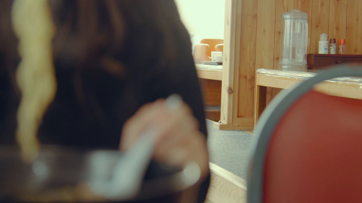 赤い丸椅子のある食堂のカウンター席