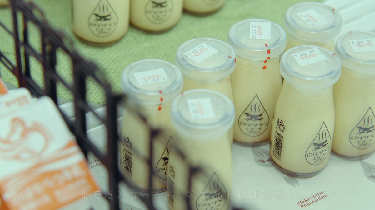 瓶入りのプリンが並ぶ棚