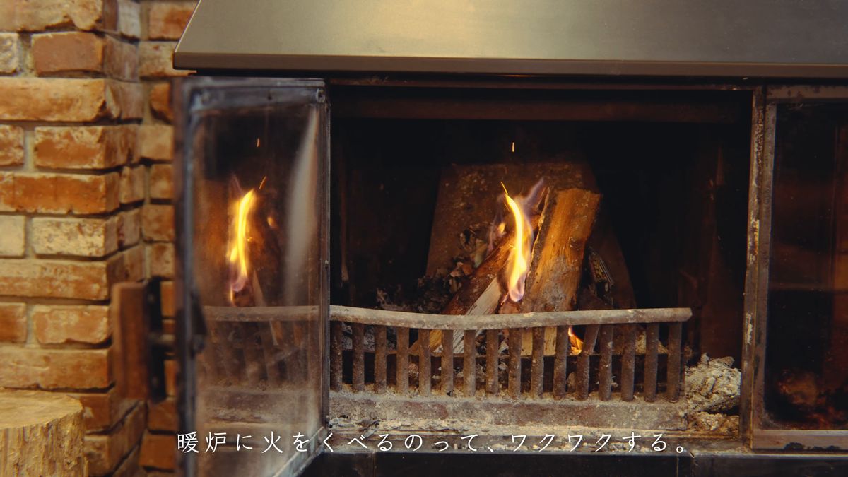 レンガの暖炉で燃える薪