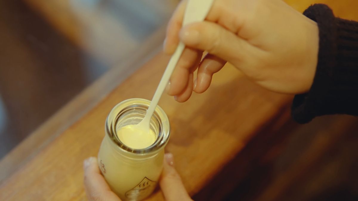 スプーンですくうプリン