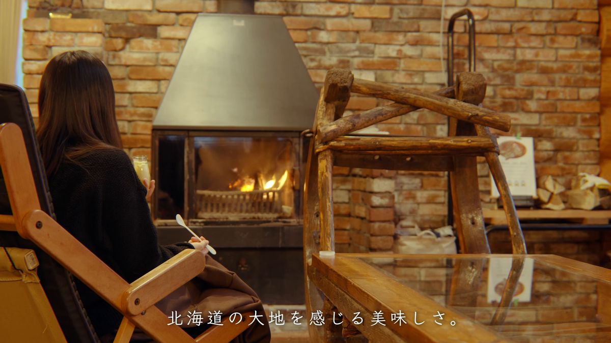 暖炉の前の椅子に座る後ろ姿