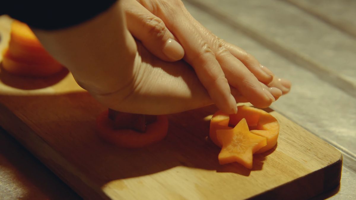 まな板の上で星形に抜いたにんじん