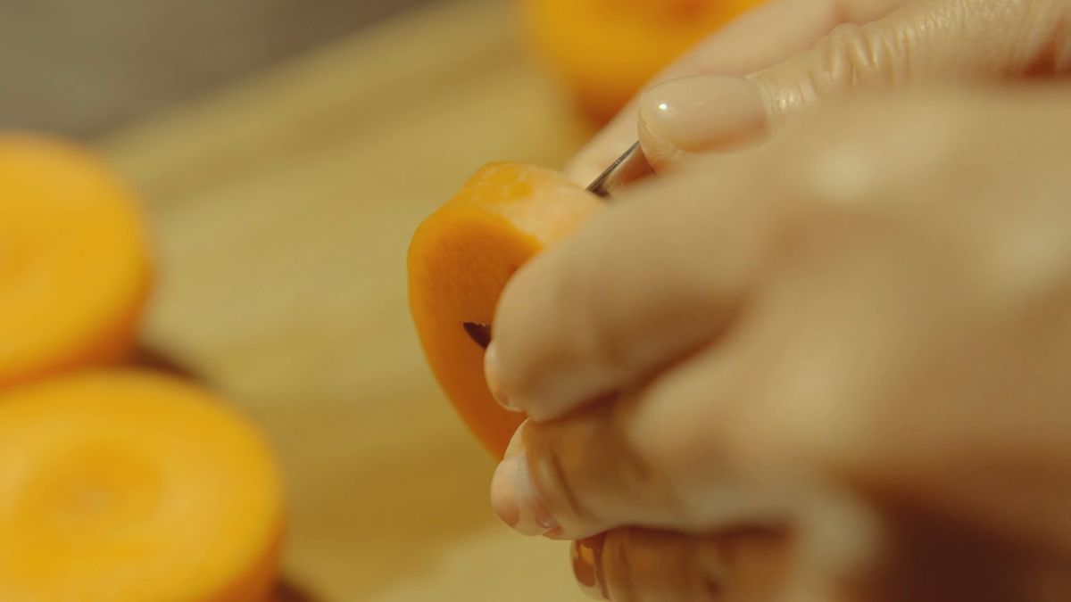 抜き型からにんじんを外す手元