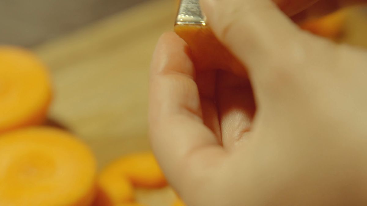 にんじんの抜き型を持つ指先