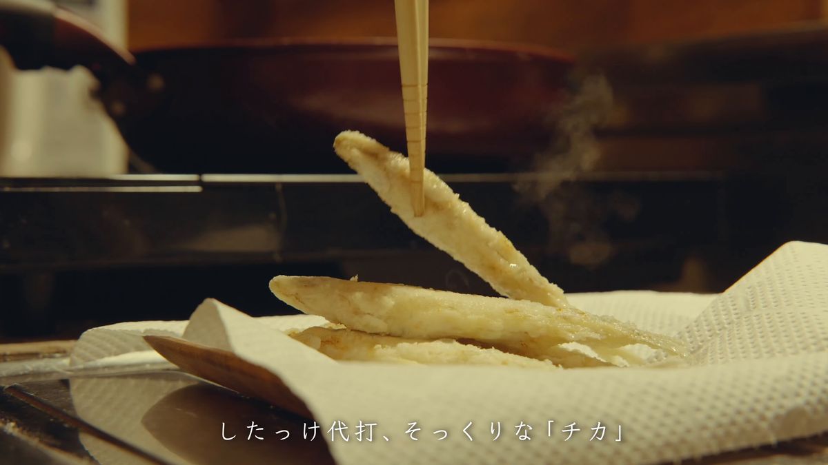 紙の上に取り出した揚げたてのチカ