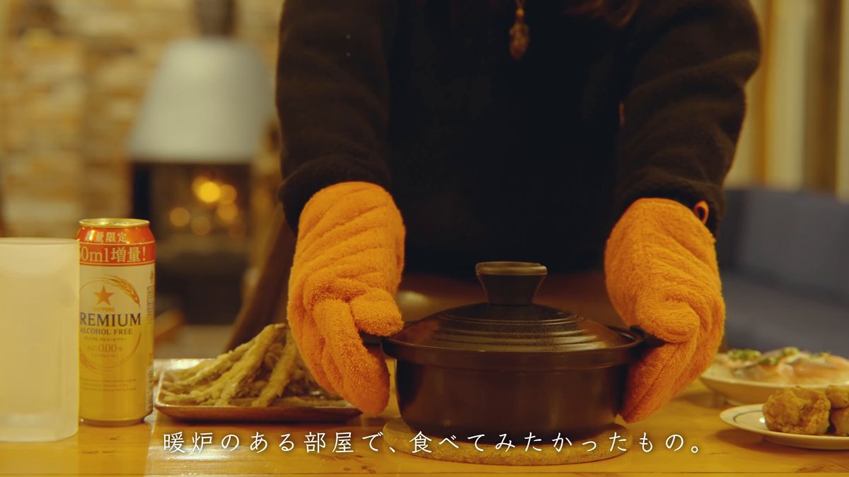 ミトンで土鍋を食卓に運ぶ