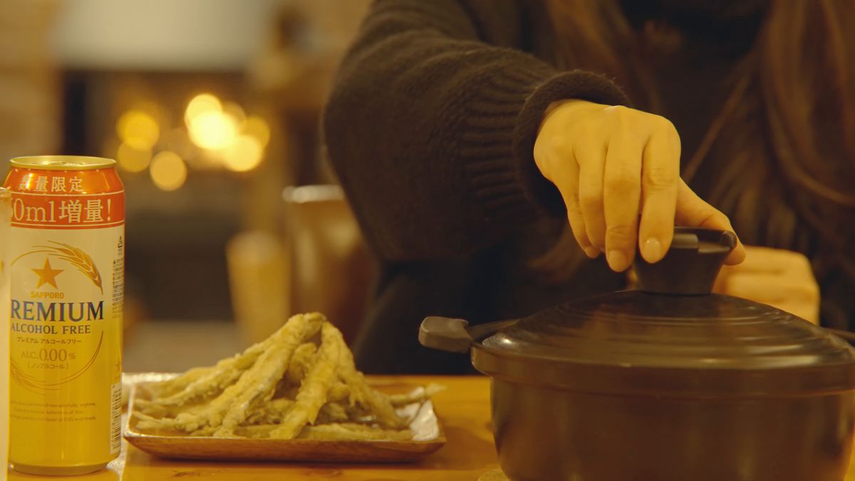 土鍋のふたを開ける手元とチカの唐揚げ