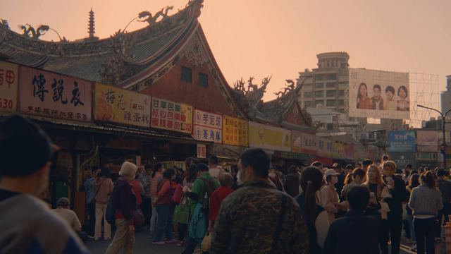 城隍廟の屋根と夜市の人混み