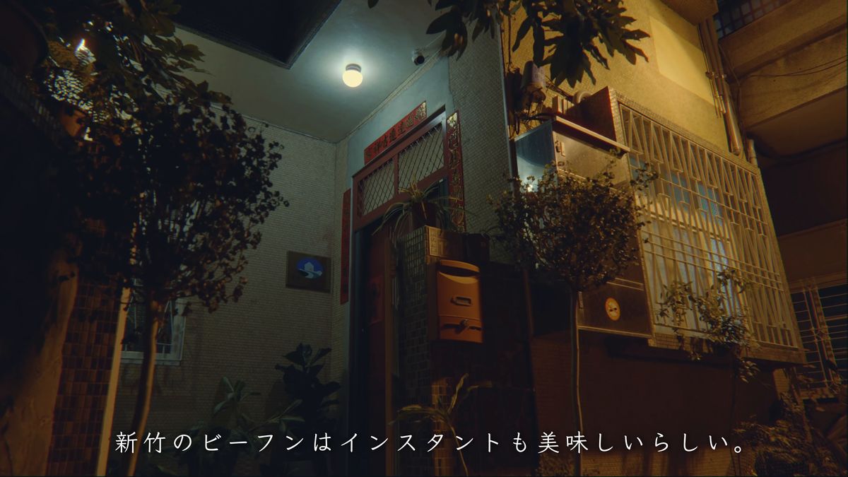 夜のアパートの玄関