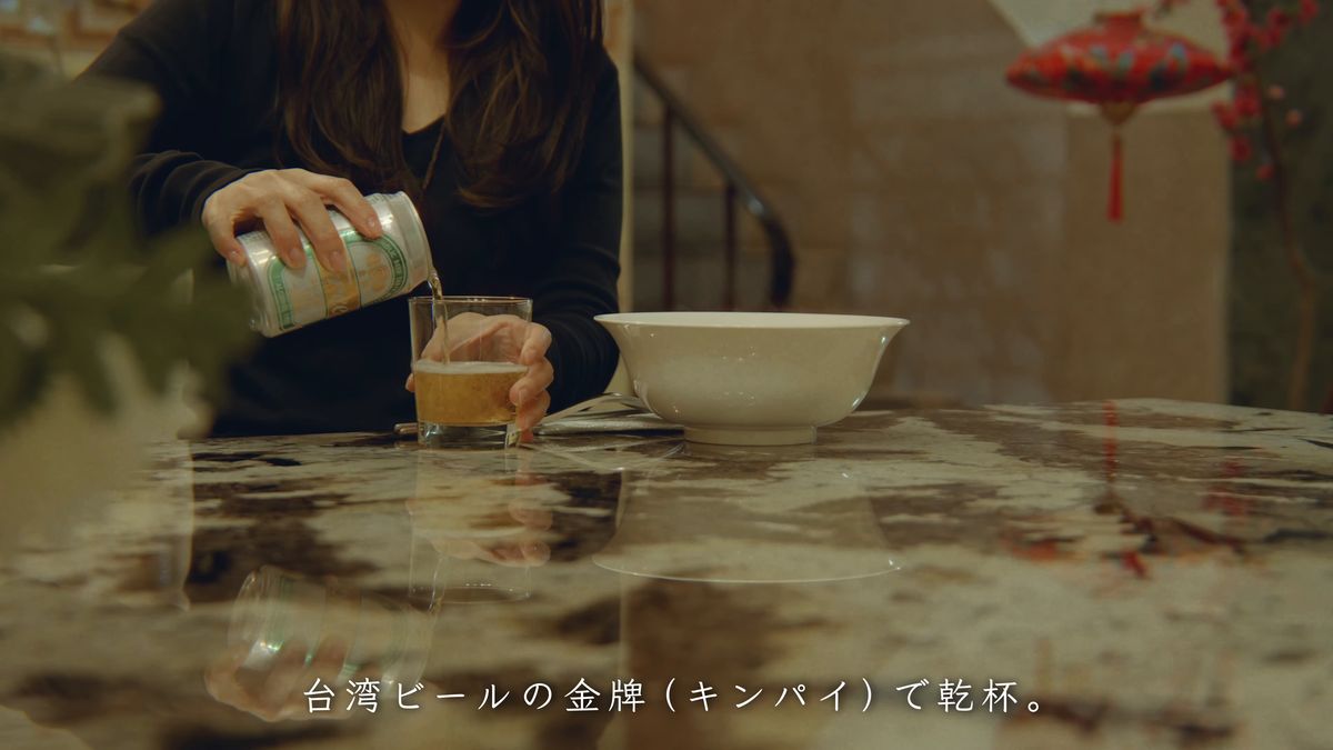 缶からグラスに注ぐ