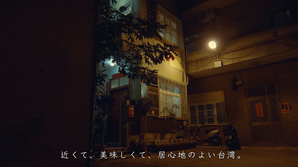 夜の明かりに照らされたアパート
