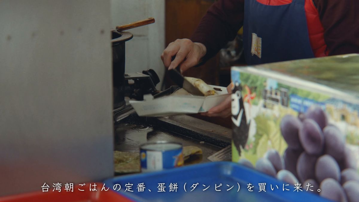 鉄板で蛋餅を焼く手元