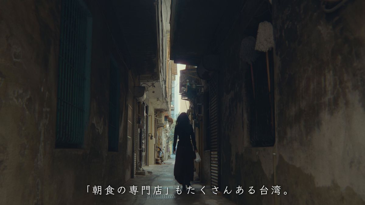 細い路地を歩く後ろ姿
