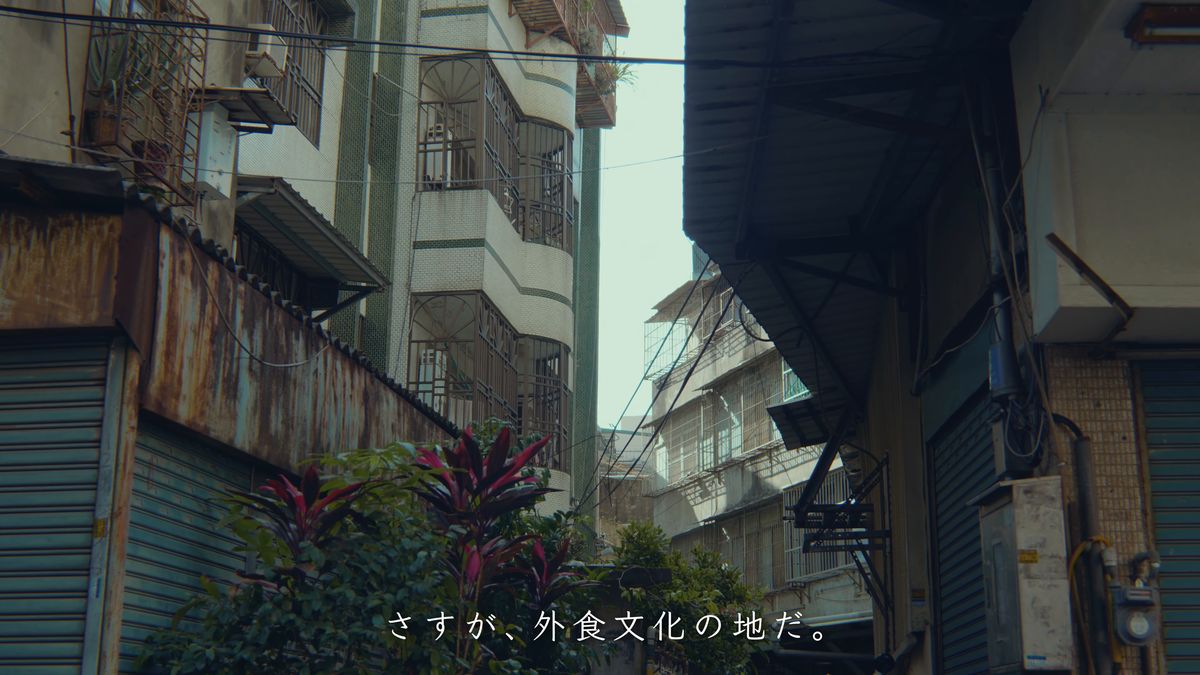 古い建物の壁と、張り巡らされた電線