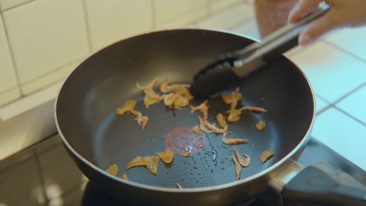フライパンで干しエビとザーサイを炒める