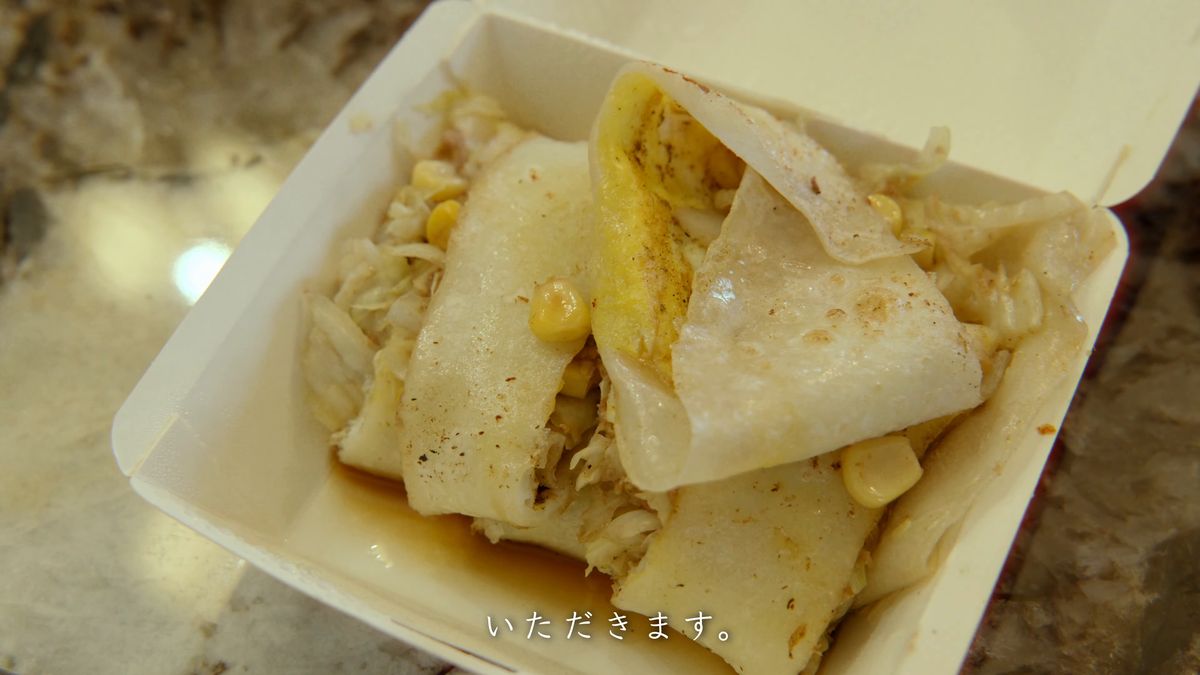紙箱に入ったツナとコーンの蛋餅