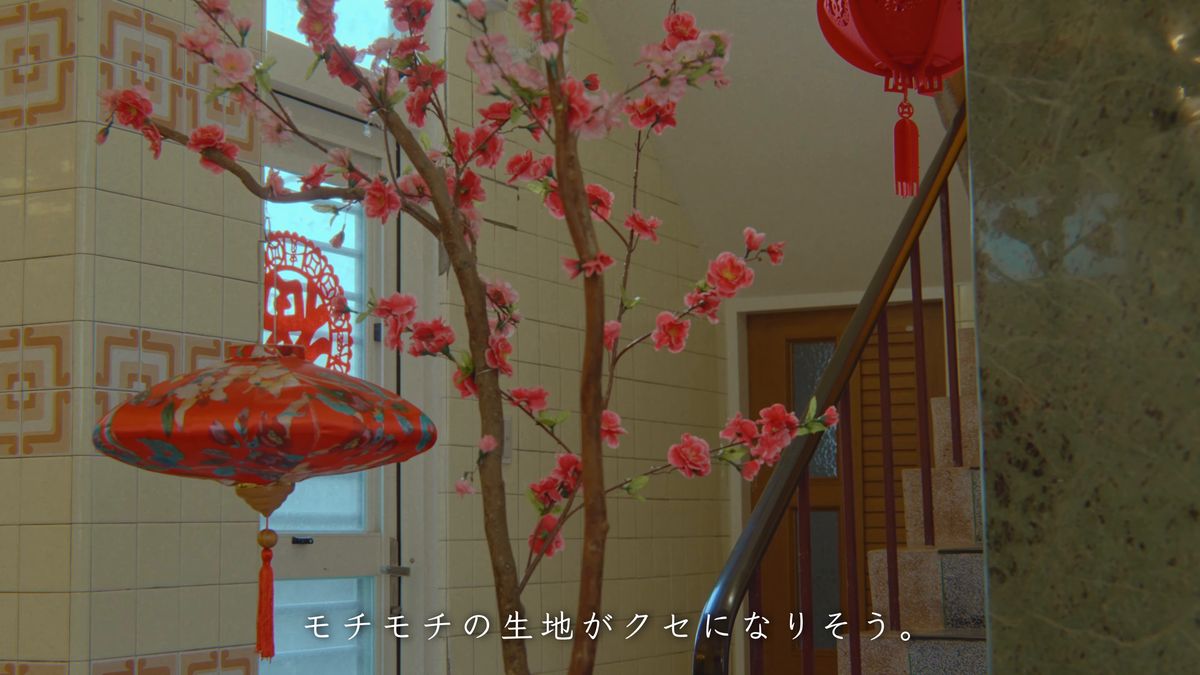 桃の花の飾りと赤い提灯