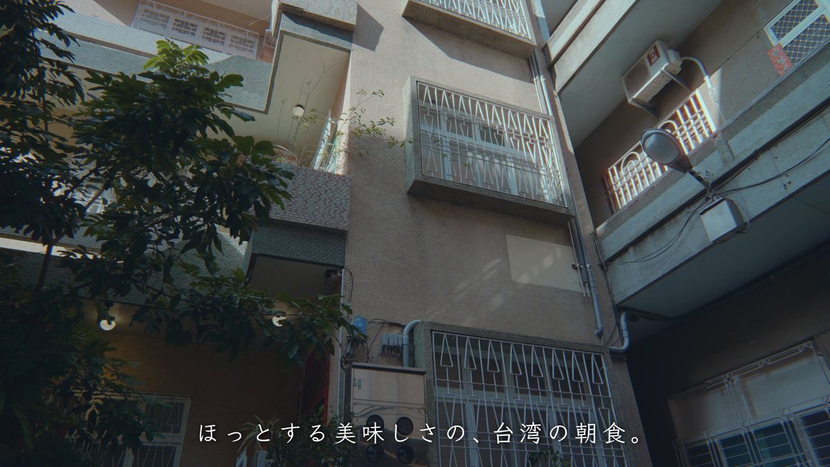 中庭から見上げたアパートの窓