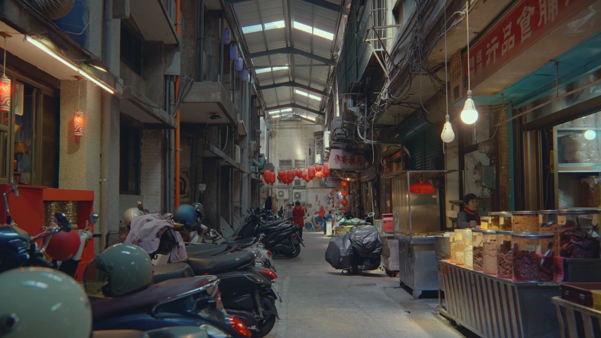 バイクの並ぶ市場の入口
