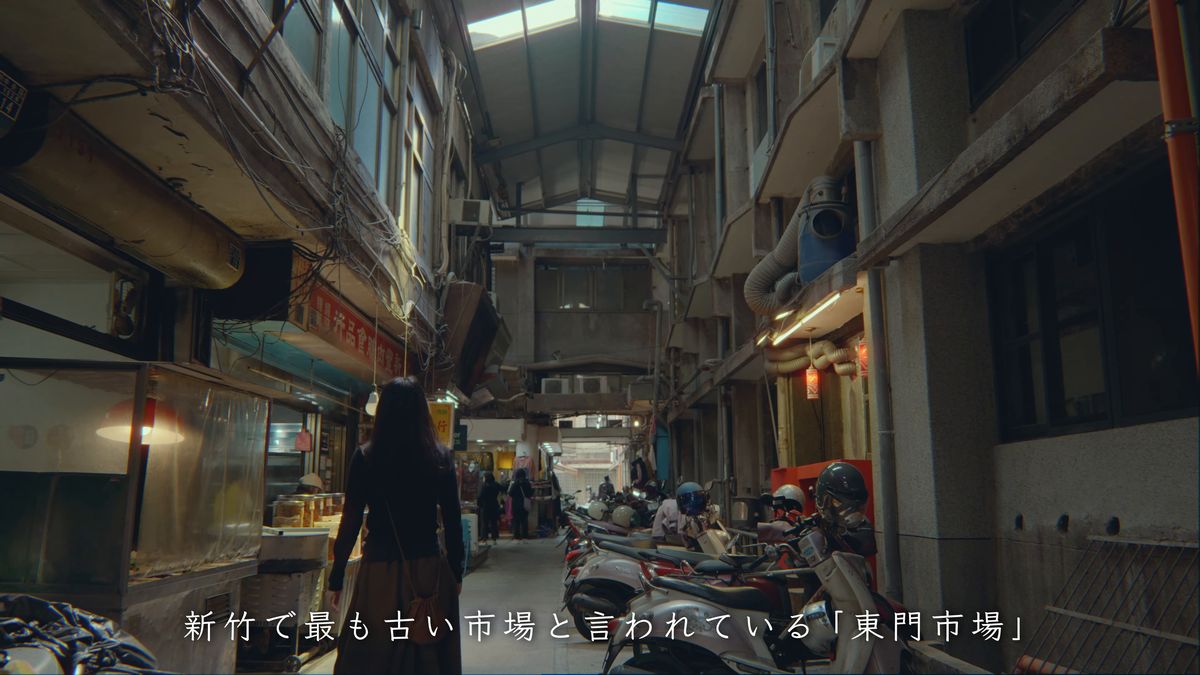 市場の通路を歩く後ろ姿