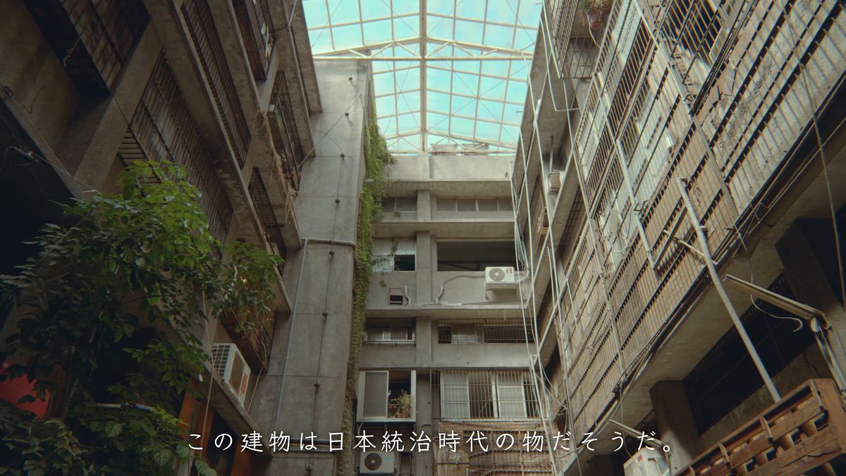 市場の吹き抜けから見上げたガラスの天井