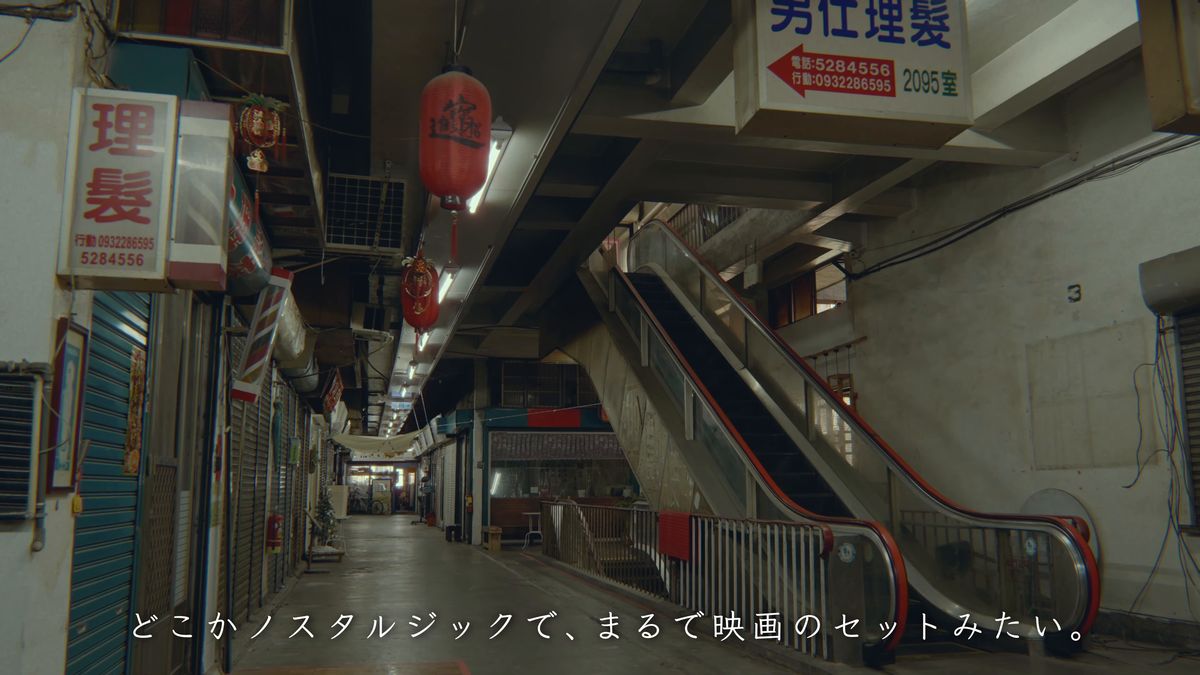 市場のエスカレーターと赤い提灯