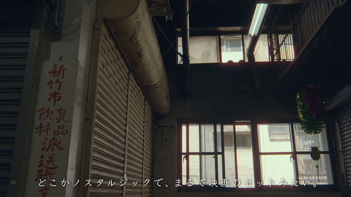 古い字の看板が残る市場の壁