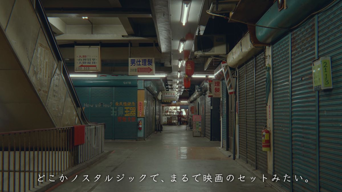 シャッターの並ぶ市場の通路