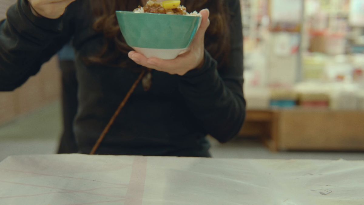 魯肉飯の器を持ち上げる