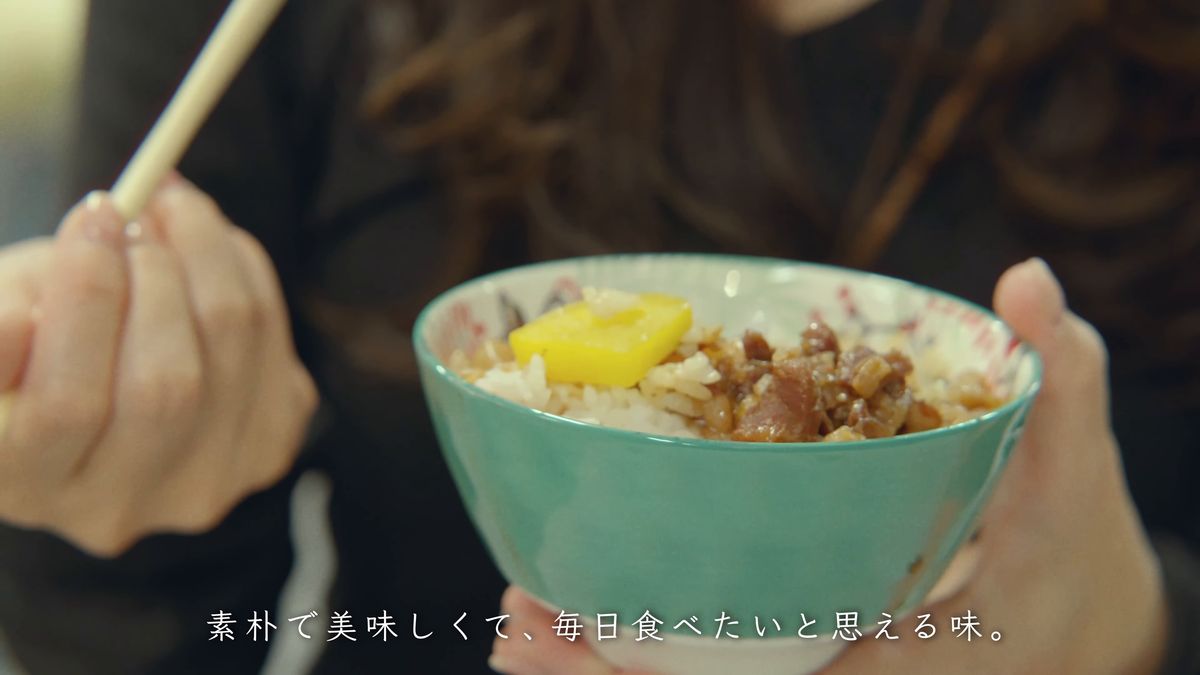 器を持ち上げて魯肉飯をかき込む