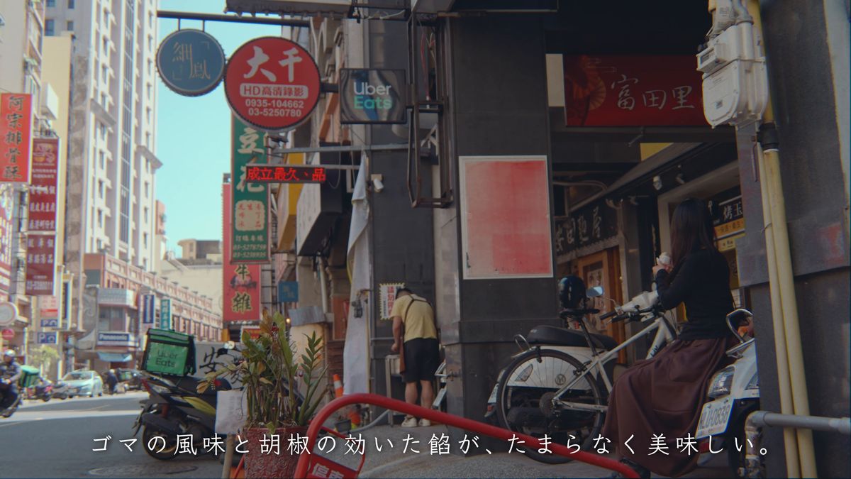 看板の並ぶ通りの角
