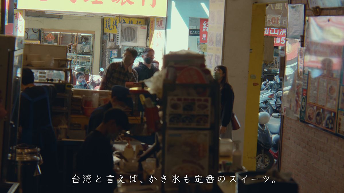 屋台に人が集まる通り