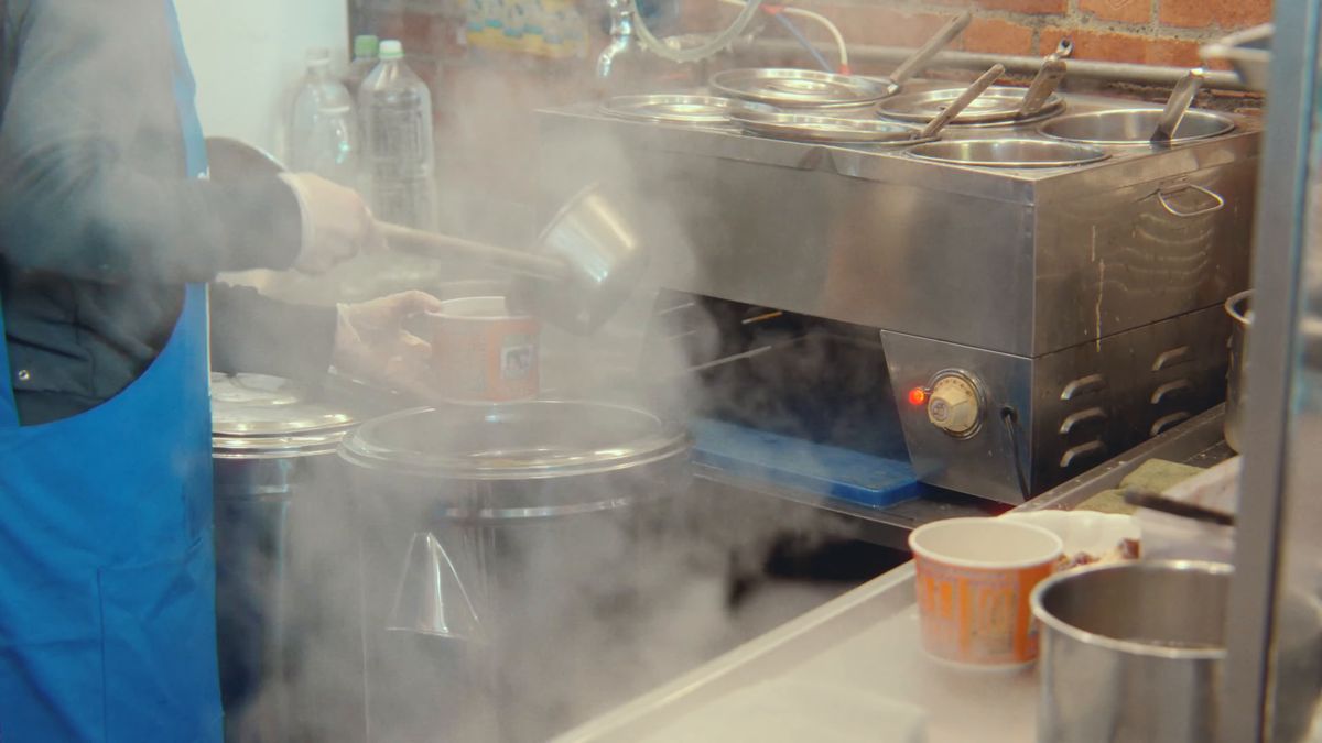 湯気の立つ店先の鍋
