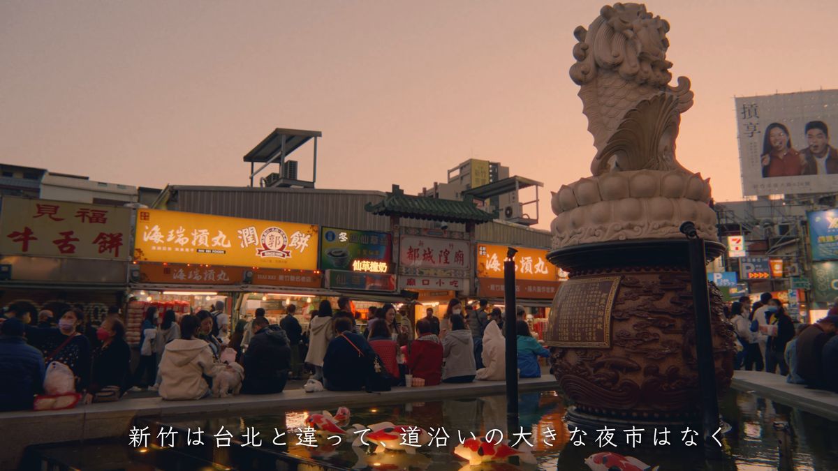 石の獅子像の向こうに連なる屋台